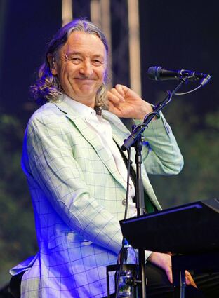 Der Auftritt im Schwetzinger Schlossgarten bereitet Roger Hodgson sichtlich Freude.