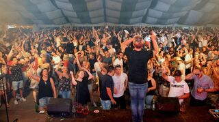 Wenn „Radspitz“ im Festzelt zugange ist, sitzen die wenigsten – es sitzt keiner: Am Samstag legen die Stimmungsmacher, hier mit Sänger und Gitarrist Lars Rau, ihren ersten von insgesamt drei Auftritten beim Backfischfest hin.