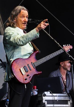 Zu Scherzen aufgelegt: Roger Hodgson erweist sich bei seinem zweiten Schwetzingen-Gastspiel nicht nur als glänzender Musiker, sondern zeigt auch viel Humor.