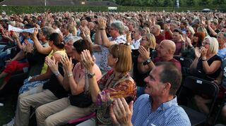 Gut gefüllte Reihen: Das einzige bestuhlte Konzert von „Musik im Park“ 2019 ist mit rund 2600 Gästen zwar nicht ganz ausverkauft, doch in den vorderen Blöcken gibt es kaum freie Stühle. Die Zuhörer gehen vom ersten Lied an begeistert mit.