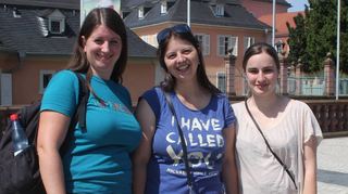 Miriam (v. l.), Nina und Jacqueline freuen sich vor dem Schloss schon mittags auf das Konzert von Michael Patrick Kelly.