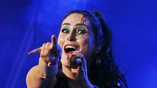 Sharon den Adel von Within Temptation bei Musik im Park.