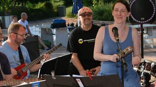 Oliver Mielke (v. l.), Stefan Wagner, Edmund Werner, Lisa Birk und Frank Handlos sind „Connected Five“, die im Freibad nonchalant und zur Begeisterung ihrer Zuhörer aufspielen.