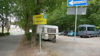 Eigentlich ist die Sache klar: Die Straße Am Bruchgraben (l.) darf während des Backfischfestes nur in eine Richtung befahren werden, während daneben Parkplätze ausgewiesen sind. Viele Autofahrer halten sich nicht an die Regelung.