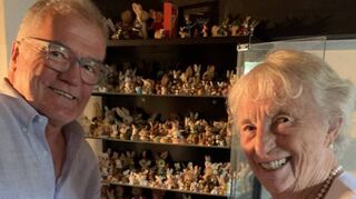 Maria Kaiser-Lambertz und Professor Josef Walch vor der Sammelvitrine.