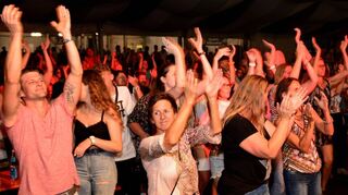 Tanzlaune satt beim Auftritt der Band „Me and the Heat“, während außerhalb des Festzeltes Blitz und Donner besondere Akzente am Himmel setzen.