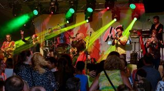 Seit fünf Jahren sind die Musiker von „Me and the Heat“ Garanten bester Partylaune beim Backfischfest. Und auch diesmal überzeugen sie mit ihrer wilden Parforcejagd durch die jüngere Musikgeschichte.