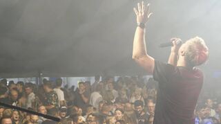 Wenn sich Radspitz ins Zeug legt – hier Sänger Lars – dann hat die Stimmung im Festzelt den Gipfel erklommen.
