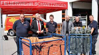 Material und Geräte für die kommunale Bevölkerungshilfe werden in der neuen Logistikhalle, die nächstes Jahr gebaut werden soll, gelagert: Stellvertretender Kommandant Lars Hoffmann (v. l.), Bürgermeister Matthias Steffan, FSJler Nils Neumann, Ordnungs-amtsleiter Pascal Seidel, Kommandant Walter Leschinski und Gerätewart Uwe Müller.