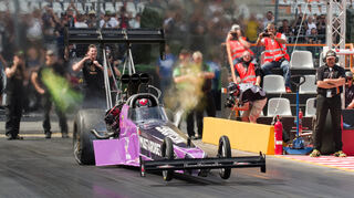 Kämpft gegen die Strecke und den Motor seines Top Fuel-Dragsters - der Schweizer Urs Erbacher.