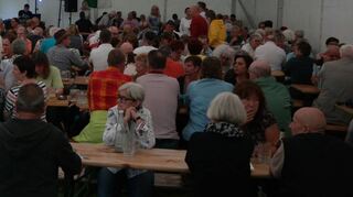 Im Festzelt, das die vielen fleißigen Mitglieder der Siedlergemeinschaft im Lauf der Woche aufgestellt haben, herrscht am Sams-tagabend Hochbetrieb. Draußen regnet es, aber die Besucher wollen auf die Geselligkeit nicht verzichten.