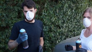 Spraydosen schütteln: Maren Jungblut, Leiterin der Mobilen Jugendarbeit Brühl-Ketsch, und ihr Kollege Emanuel Kuderna.