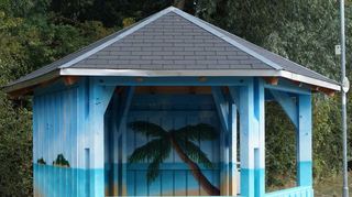 Der Pavillon sieht klasse aus, die Arbeit hat sich gelohnt. Strandszene mit Ketsch-Schriftzug gibt dem Jugend-Treffpunkt eine coole Optik.