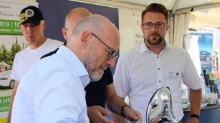 Beim Rundgang gibt es allerlei Angebote: Der E-Scooter hat es Minister Winfried Hermann angetan.