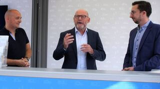 Oberbürgermeister Dr. René Pöltl (v. l.), Verkehrsminister Winfried Hermann und Eco-Mobil-Projektleiter Wolfgang Gauf bei der Eröffnung auf dem Schlossplatz.