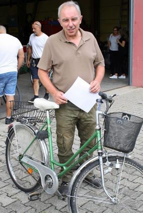 Wolfgang Reinhardt hat sein Fahrrad und die entsprechende Bescheinigung über das Besitzverhältnis.