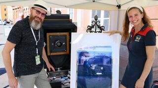 Petra Gerwers und Oliver Blohm zeigen eine Original Polaroid Land Camera, mit der man einmalige Unikate ebenso einmaliger Autoklassiker fotografieren kann.