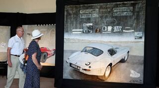 Bei der Kunstausstellung können die Besucher einzigartige Fotografien auf großen Leinwänden bestaunen.