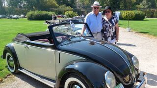 Stolz präsentieren Gerhard und Karin Richter ihren fast 70 Jahre alten VW Käfer Cabrio auf der Ausstellungsfläche vor dem Merkurtempel.