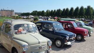 Auch die Parade der Fiat-600-Freunde strahlt im Sonnenschein vor dem Schloss.