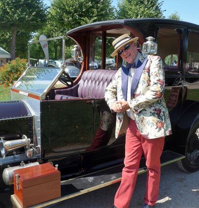Richard Biddulph aus London an seinem Rolls Royce, Baujahr 1911.