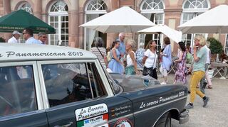 Die Classic Gala ist ein begehrtes Ausflugsziel. Vor der malerischen Kulisse der Zirkelsäle flanieren die Besucher an den Oldtimern vorbei.