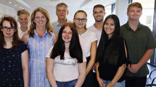 OB Dr. René Pöltl (v. l.) begrüßt mit Gerhard Weckesser (Personalrat), Annemarie Schneider (Auszubildendenvertreterin), Corinna Enghusen (5. v. l., Freizeitbad Bellamar), Jürgen Feilhauer (7. v. l., Hauptamtsleiter) die Auszubildenden Sandra Ackermann (v. l.), Sabrina Allgeier-Daßler, Alisha Maier, Loreen Blattner, Sören Glasbrenner, Heidi Bauer und Maurice Rösch.