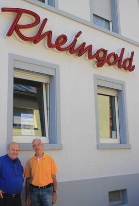Winfried Höhn und Dr. Volker Kronemayer vom Heimatvereine haben in den Räumen des Museums mit dem „Rheingold“-Schriftzug einige neue Exponate zu bieten.