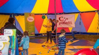 Im Zirkuszelt „Paletti“ tobten sich die jungen Besucher aus. Sie probieren ihre akrobatischen Fähigkeiten aus.