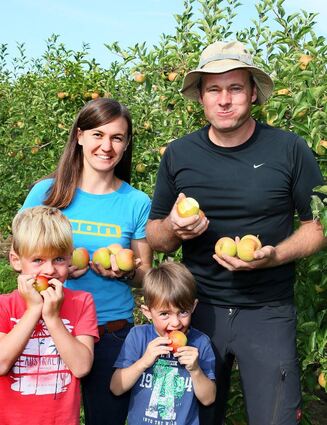 Alle finden die reifen Äpfel einfach zum Anbeißen: Max, Daniela, Toni und Rainer Hoffmann lassen sich die Früchte aus der Plantage erntefrisch schmecken.