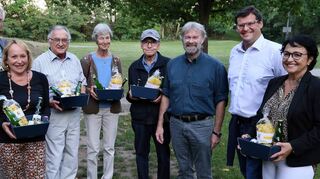 Die anwesenden Gründungsmitglieder werden von Bürgermeister Nils Drescher (2. v. r.) und Bernhard Müller (3. v. r.) mit einem Präsent bedacht: Winfried Wolf (v. l.), Dr. Ulrike Klimpel-Schöffler, Wolfgang Wenk, Uta Erichsen, Rudi Lerche und Jutta Schuster freuen sich über einige Leckereien.