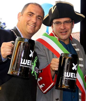 Prost, Straßenfest: Die Bürgermeister Massimiliano Rivabeni (Mezzago, l.) und Stefan Weisbrod stoßen an.