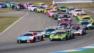 Die Königsklasse des Rennwochenendes am Ring: Start beim ADAC GT Masters Rennen 2 am Sonntag im Motodrom, wo sich die Boliden einen Kampf um jeden Zentimeter liefern.