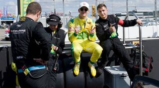 Trotz der schwierigen Ausgangslage bester Laune: Mercedes AMG-Pilot Fabian Vettel mit seinem Team.