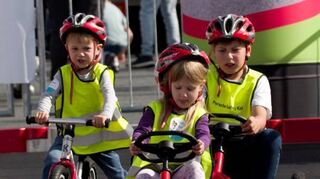 In der Kids Driving School von Porsche setzen Nach-wuchspiloten zu ersten Überholungsmanövern an.