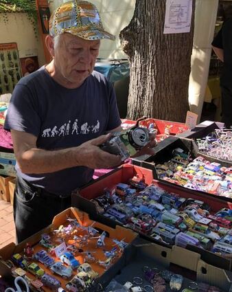 Paul Bach bietet aus Blech gefertigten Modelle, Spielzeug und Kappen an.
