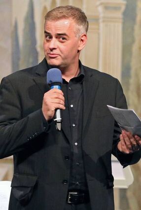 Dirigent Dr. Timo Jouko Herrmann erläutert Hintergründe zur Aufführung.