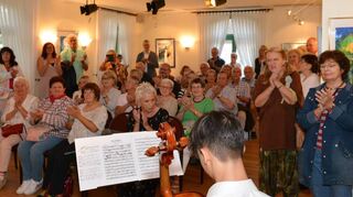 Sehr gut besucht ist die Vernissage in der Villa Meixner, die mit ihren Exponaten zusammen mit Musik und Texten sowie einer Lichtinstallation zum Erlebnisabend für alle Sinne wird.