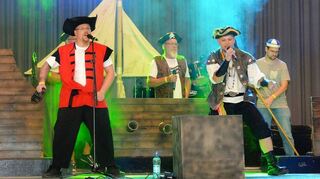 Die Band „Broken Wall“ war bereits im vergangenen Jahr mit einer Piraten-Performance zu Gast. Unter dem Motto „Santiano-Show“ singen sie auch diesmal wieder von Seemännern und Ozeanen.