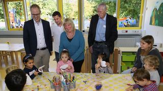Die Jungen und Mädchen im Sonnenschein-Kindergarten schreiben ihre Herzenswünsche auf Papierherzen. Rathausmitarbeiter Benjamin Weber (2. v. l.) und Sonnenschein-Chefin Anne Fonje (Mitte) geben ihre Wünsche dem FDP-Bundestagsabgeordneten Dr. Jens Brandenburg (l.) und dem Ortsvorsitzenden der Partei, Jürgen Obst, papierlos mit auf den Weg.