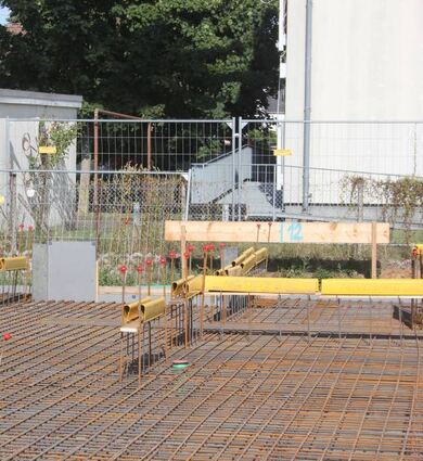 Hier entsteht das Gebäude, im Hintergrund ist der geplante Aufzugsschacht zu sehen.