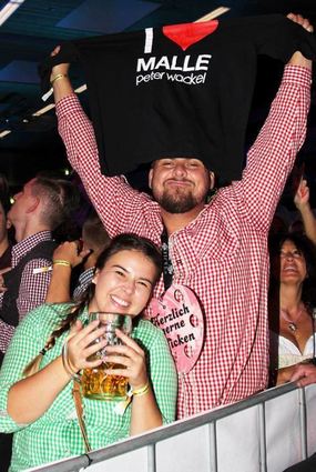 Eine Stimmung wie auf Mallorca – er hat ein Wackel-T-Shirt ergattert!