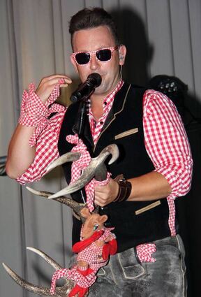 Ausstaffiert wie das Original: Kevin doubelt Andreas Gabalier.