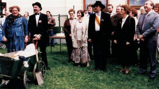 Das Kerwebrautpaar (v. l.) Ekkhart Güttler und Michael Luksch verkörperten über viele Jahre die Eleganz beim Traditionsfest. Auf diesem Bild graben sie beim sicherlich badischsten Owwerkerweborscht, dem evangelischen Pfarrer Oskar Ackermann (Mitte) die Kerwe aus. Ackermann tauschte den Zylinder gegen den Heckerhut aus. Der damalige Bürgermeister Günther Reffert (r.) war einst der erste in der Reihe der Brauchtumswürdenträger.
