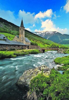 <p>Die Kirche von Montgarri am Fluss Noguera Pallaresa in der Gemeinde Naut Aran. Das Val d'Aran, auf Katalanisch Vall d'Aran, auf Spanisch Valle de Arán, steht wegen seiner Abgeschiedenheit bei Wanderern und Mountainbikern hoch im Kurs.</p>
