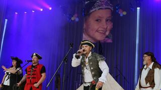 Bei der Benefizaktion 2021 gaben sich die „Frankonier“ als Seeräuber, sangen und boten dann einen Schaukampf. Über der Bühne hing ein Bild von Emily.