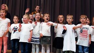 Der Kindergarten St. Martin schmettert muntere Liedzeilen.