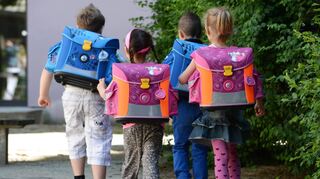 Schnell kann der tägliche Schulweg zur Gefahr werden. Sogenannte Notinseln bieten Kindern und Jugendlichen in bedrohlichen Situationen Schutz.