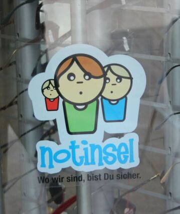 Projektpartner, wie „Zahn Optik“, erkennt man am blauen Aufkleber.