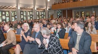 Nicht mehr viele freie Plätze hatte die evangelische Kirche, auf der Empore sorgen Kammerorchester und Kirchenchor für Musik.